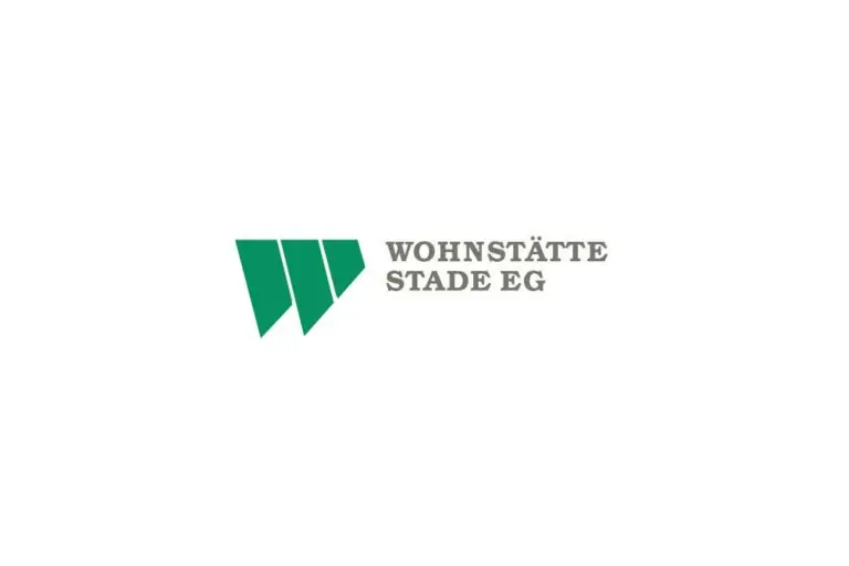 Logo mit drei aneinandergereihten grünen Parallelogrammen, gefolgt von der grauen Aufschrift WOHNSTÄTTE STADE EG auf weißem Grund.