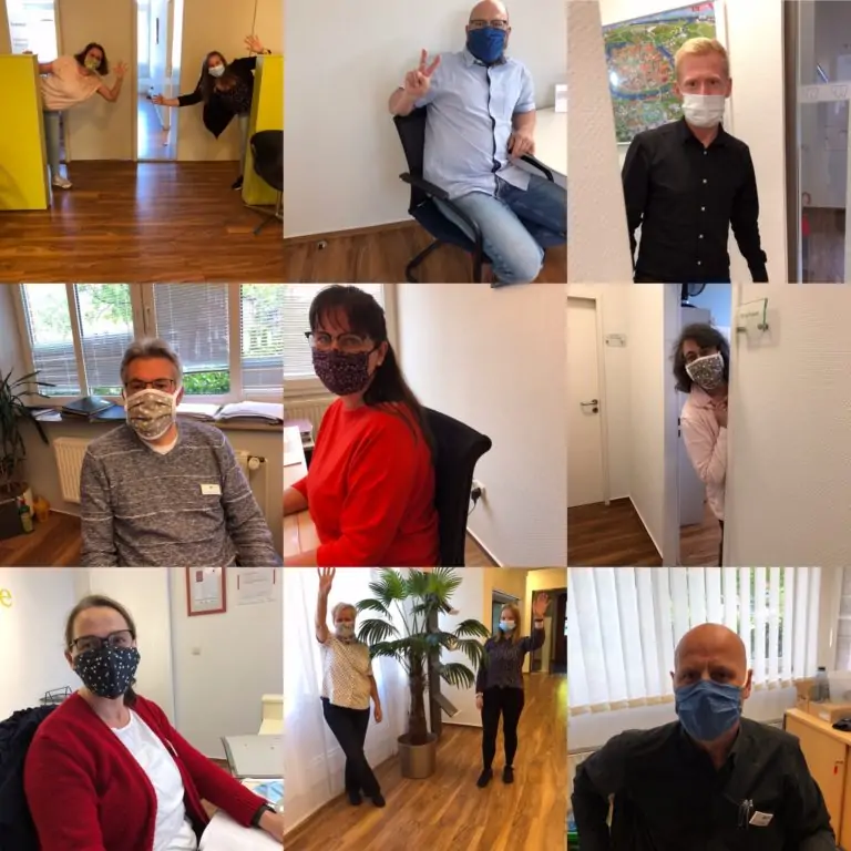 Eine Collage aus neun Fotos zeigt Büroangestellte mit Gesichtsmasken, die in verschiedenen Räumen und Fluren posieren. Einige sitzen an Schreibtischen, andere stehen oder winken, mit heller Innenbeleuchtung und lässigen, freundlichen Gesten.