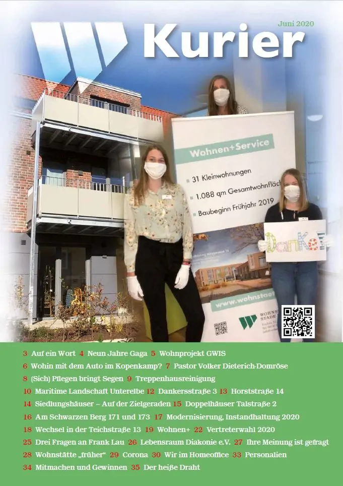 Drei Frauen mit Masken und Handschuhen stehen in einem Haus, eine von ihnen hält ein Dankesschild. Hinter ihnen hängt ein Plakat über den Wohnungsneubau. Der Titel der Zeitschrift Kurier und eine Liste von Artikeln sind zu sehen.