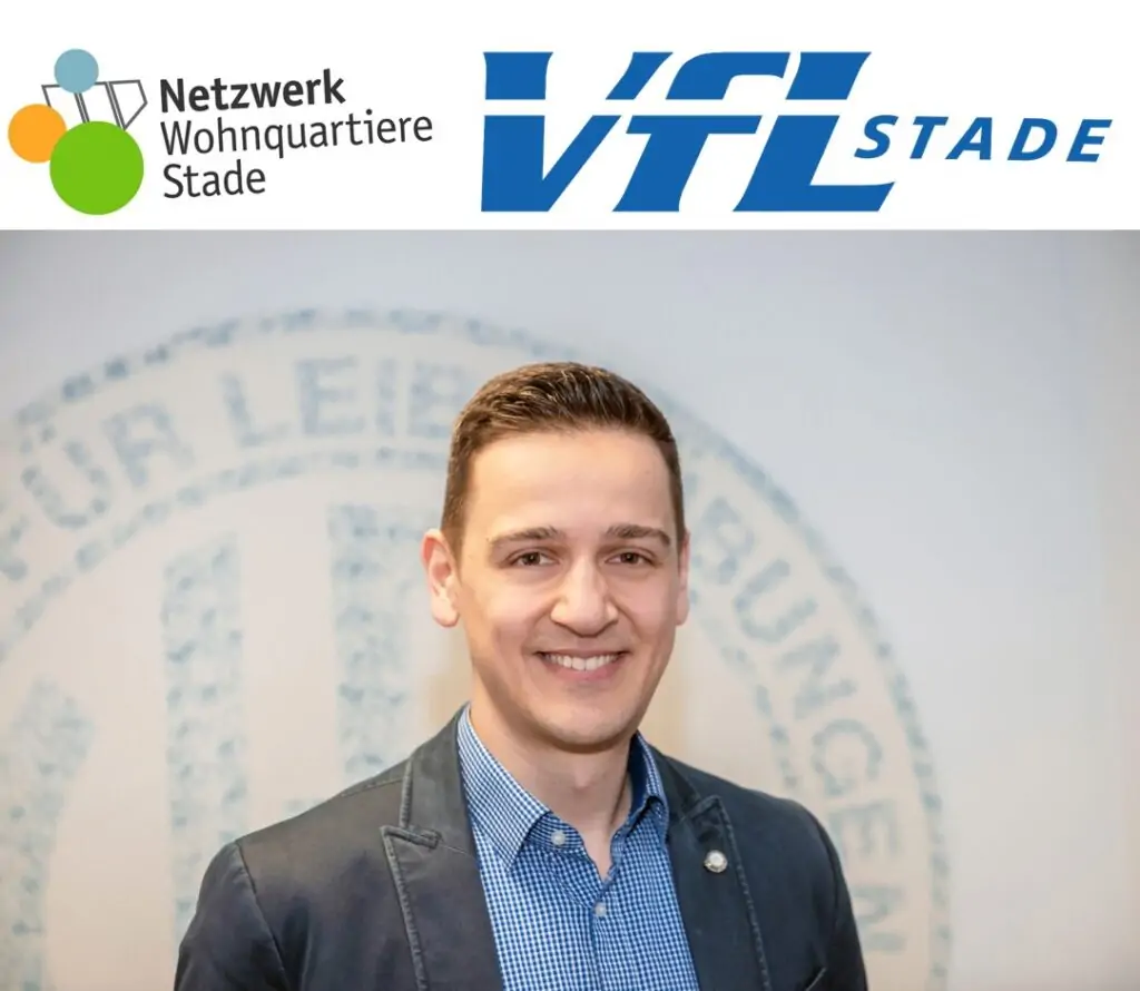 Ein junger Mann im Anzug lächelt in die Kamera. Über ihm sind die Logos von Netzwerk Wohnquartiere Stade und VFL Stade auf weißem Hintergrund zu sehen.