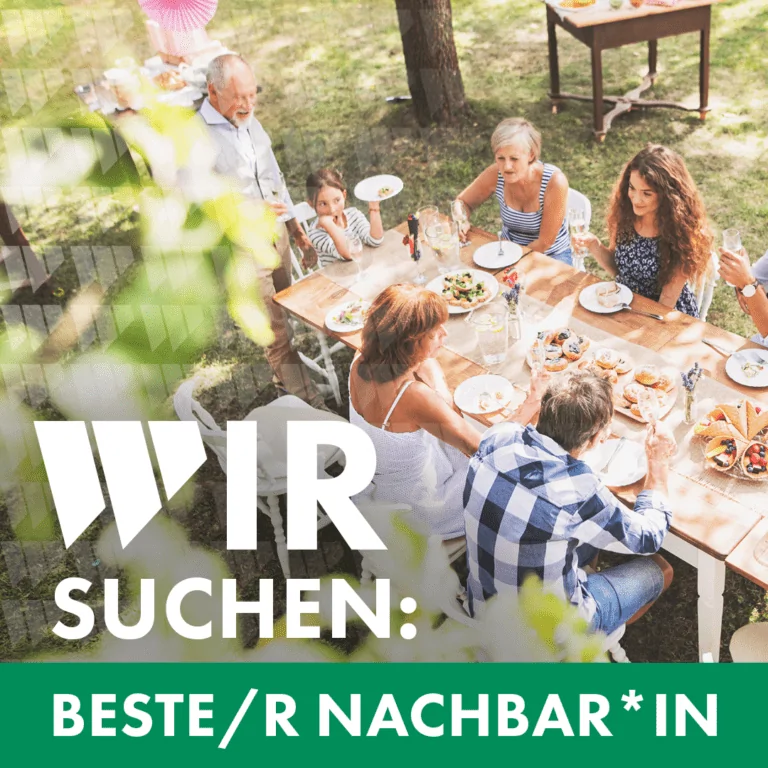 Eine Gruppe von Menschen genießt eine gemeinsame Mahlzeit an einem Tisch im Freien in einem Garten. Der deutsche Text lautet: WIR SUCHEN: BESTE/R NACHBAR*IN, also Wir suchen den besten Nachbarn.