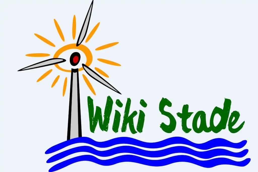 Ein Windrad mit orangefarbenen Sonnenstrahlen, blauen Wellen am Fuß und dem Text Wiki Stade in grüner Pinselschrift auf hellem Hintergrund.