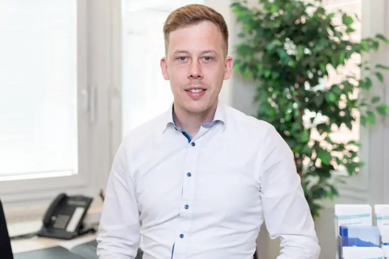 Jasper Umlandt. Er ist stellvertretender Leiter in der Technik der Wohnstätte Stade eG. Herr Umlandt ist mittleren Alters, hat einen hellbraunen Kurzhaarschnitt und trägt ein weißes Hemd.