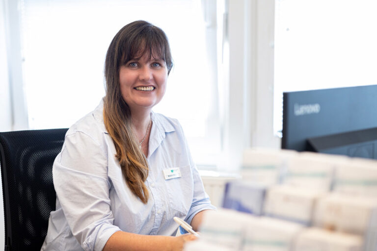 Melanie Baruth. Sie ist Mitarbeiterin im Bereich Vermietung der Wohnstätte Stade eG. Frau Baruth ist mittleren Alters, hat brustlange, braune Haare und trägt ein hellblaues Hemd mit Dreiviertelarmen.