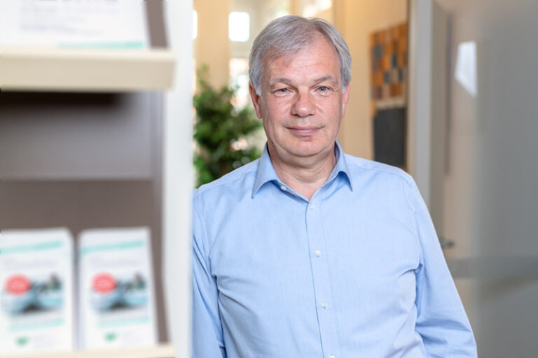 Oliver Stapel. Er ist Prokurist und Leiter des Bereiches Technik der Wohnstätte Stade eG. Herr Stapel ist mittleren Alters, hat einen grauen Kurzhaarschnitt und trägt ein hellblaues Hemd.