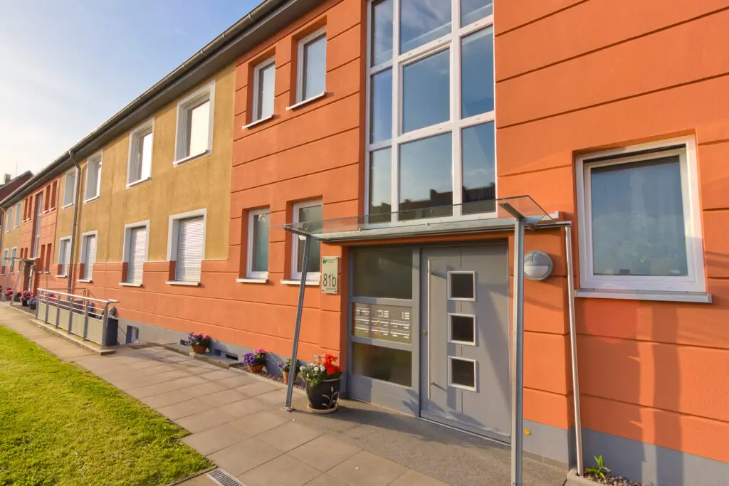 der Frontfassade des Wohngebäudes in der Sachsenstraße 81b.