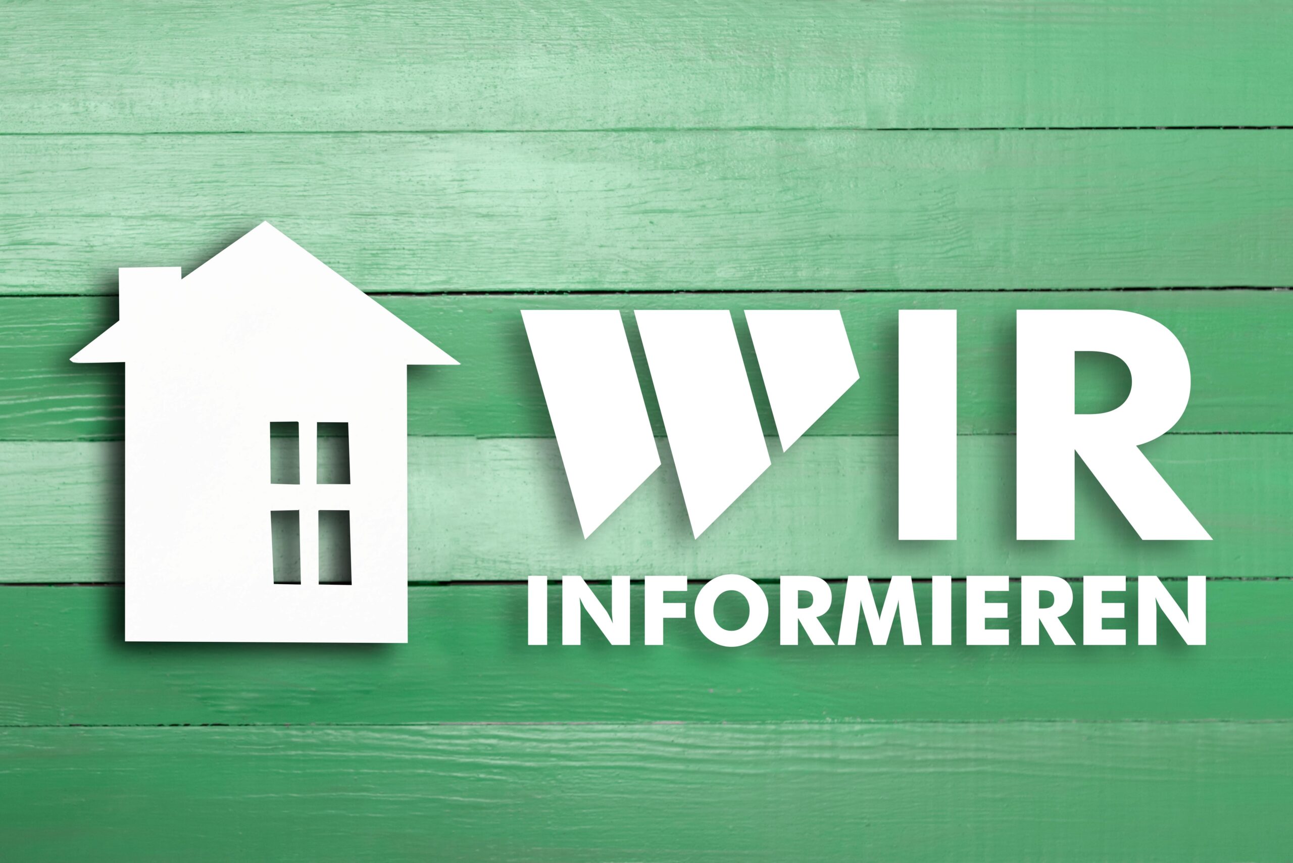 Weißes Haus-Symbol und fettgedruckter Text WIR INFORMIEREN auf grünem Holzhintergrund, der auf Informationen oder eine Ankündigung im Zusammenhang mit Wohnen oder Immobilien hinweist.
