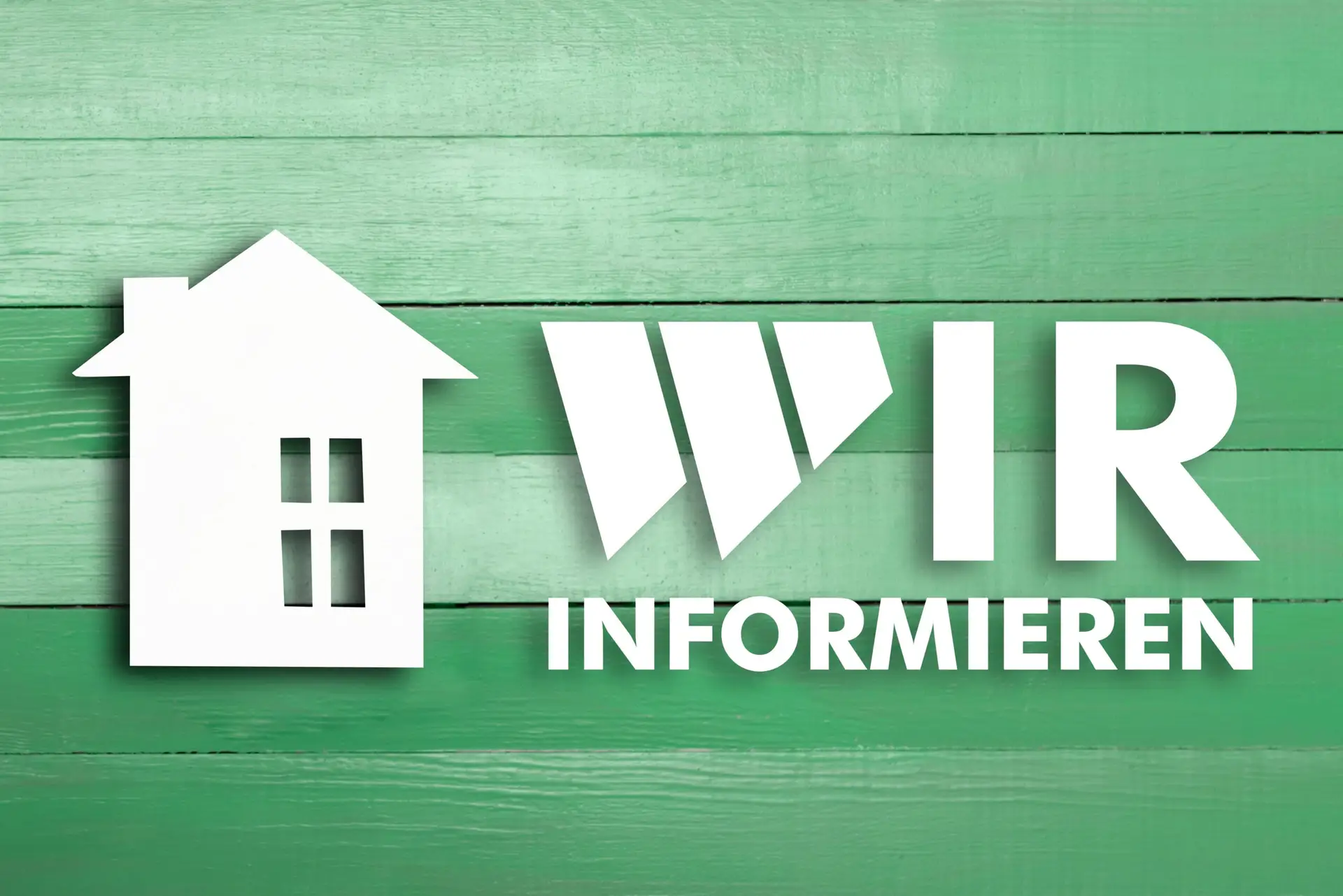 Weißes Haus-Symbol und fettgedruckter Text WIR INFORMIEREN auf grünem Holzhintergrund, der auf Informationen oder eine Ankündigung im Zusammenhang mit Wohnen oder Immobilien hinweist.