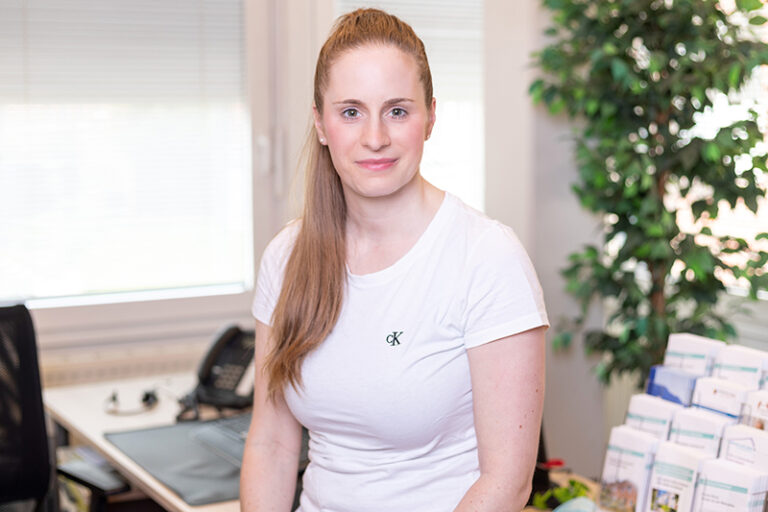 Änne Wetegrove. Sie ist im Facility Management der Wohnstätte Stade eG. Frau Wetegrove ist mittleren Alters, hat hüftlange braune Haare und trägt ein weißes T-Shirt.