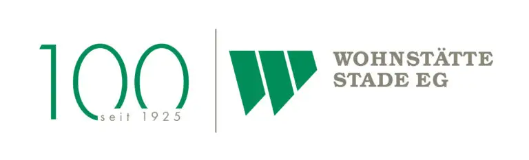 Logo mit Text: 100 seit 1925 in grün, ein grünes geometrisches W und WOHNSTÄTTE STADE EG in grau, das das 100-jährige Bestehen des 1925 gegründeten Unternehmens markiert.