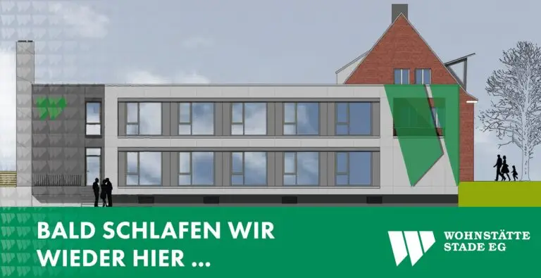 Architektonische Illustration eines modernen Wohngebäudes mit großen Fenstern, neben einem traditionellen Backsteinhaus. Zwei Personen stehen in der Nähe des Eingangs. Der Text lautet: Bald schlafen wir wieder hier ... Wohnstätte Stade EG.