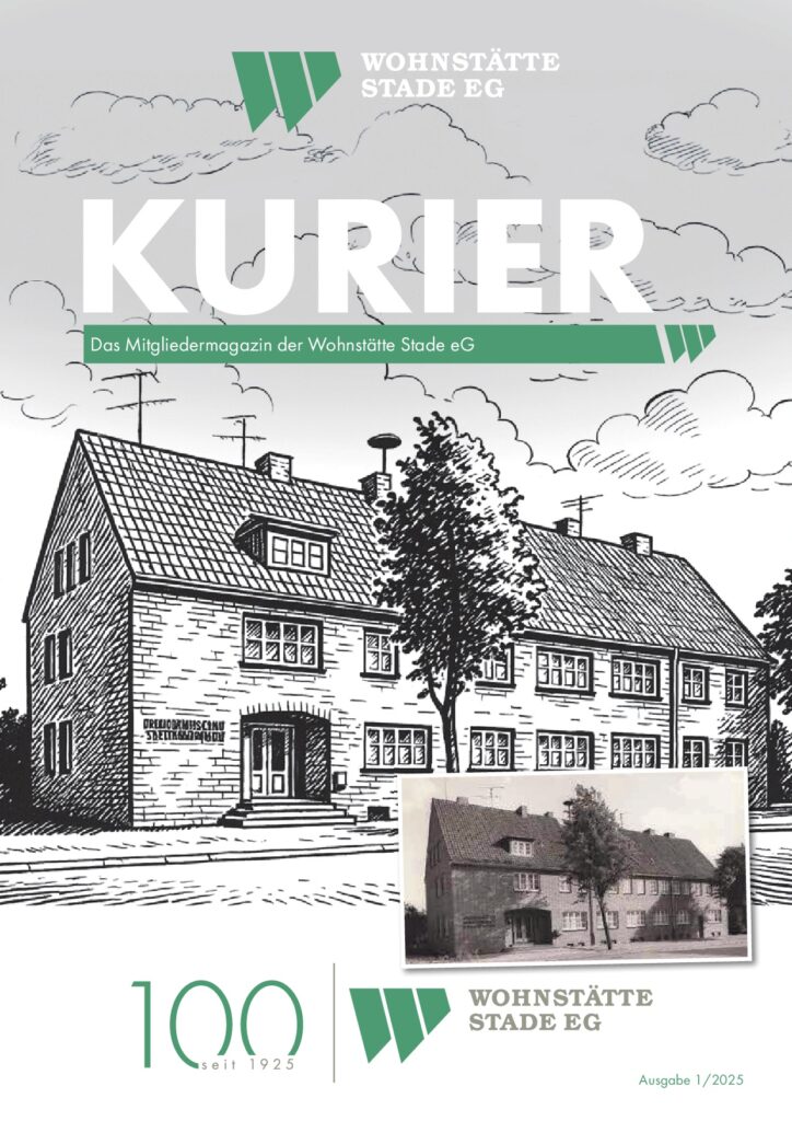 Das Titelblatt einer Zeitschrift mit dem Titel "Kurier" zeigt eine Schwarz-Wei&szlig;-Zeichnung eines Wohnhauses mit B&auml;umen, unten ein Foto desselben Geb&auml;udes und gr&uuml;ne Akzente zum Jubil&auml;um "100 Jahre Wohnst&auml;tte Stade eG".